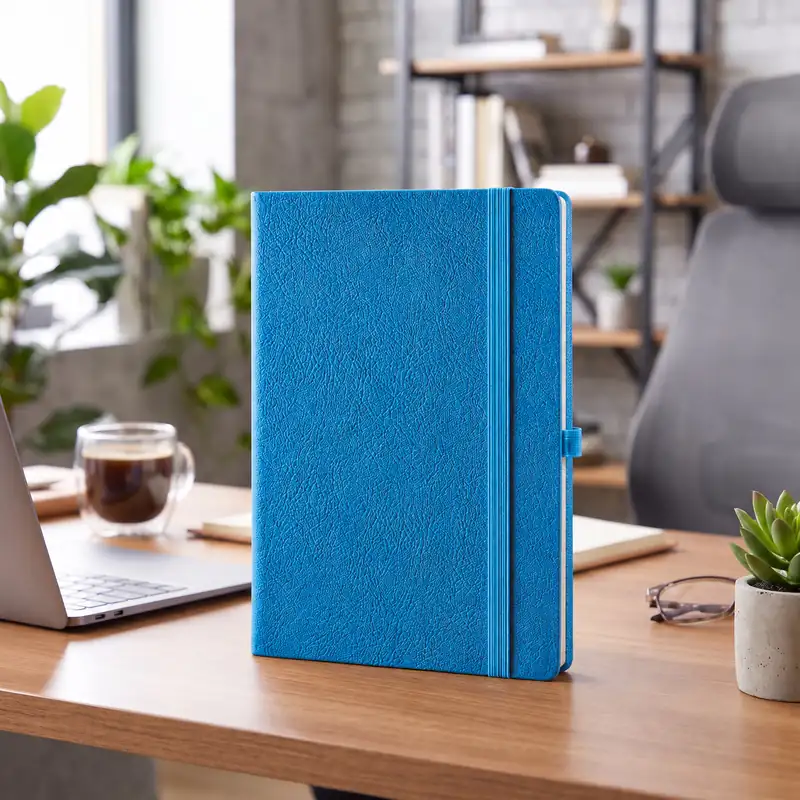 Defter DE5160 açık mavi renkli, lastik bantlı termo deri defter
