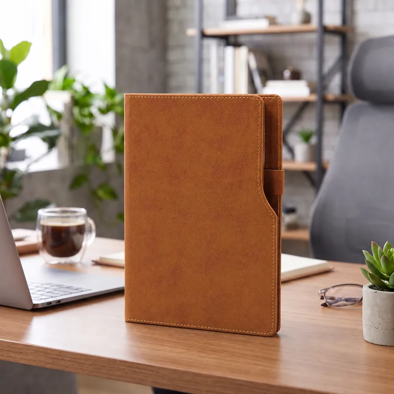 Defter DE5530 taba (kahverengi) renkli, yan cepli, kalem tutuculu termo deri defter