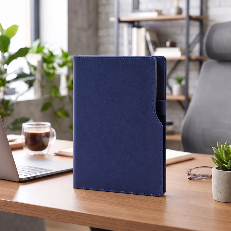 Defter DE5560 lacivert renkli, yan cepli, kalem tutuculu termo deri defter