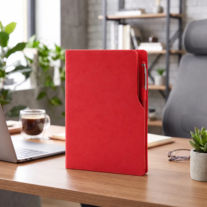 Defter DE5570 kırmızı renkli, yan cepli, kalem tutuculu termo deri defter