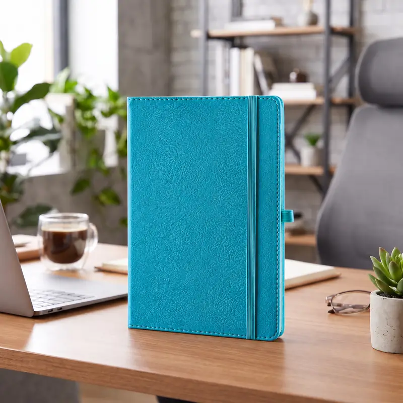 Defter DE6120 turkuaz renkli, lastik bantlı termo deri defter