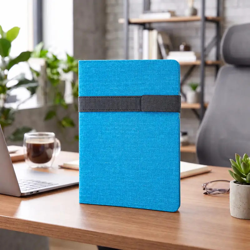 Defter DE8160 açık mavi renkli, kumaş dokulu, geniş bantlı termo deri defter