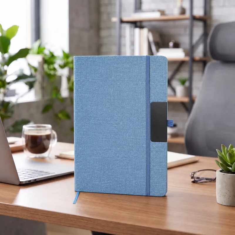 Defter DE8620 açık mavi renkli, lastik bantlı, ön cepli termo deri defter