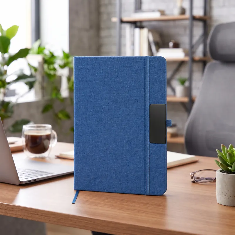 Defter DE8660 mavi renkli, lastik bantlı, ön cepli termo deri defter