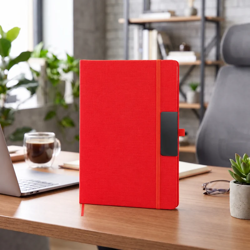 Defter DE8670 kırmızı renkli, lastik bantlı, ön cepli termo deri defter