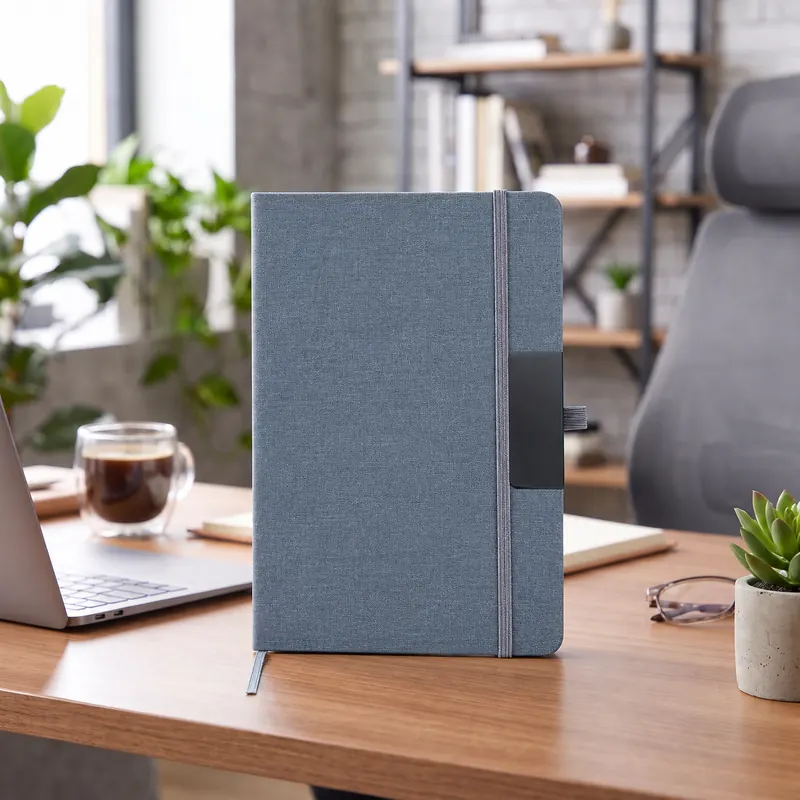 Defter DE8680 gri renkli, lastik bantlı, ön cepli termo deri defter