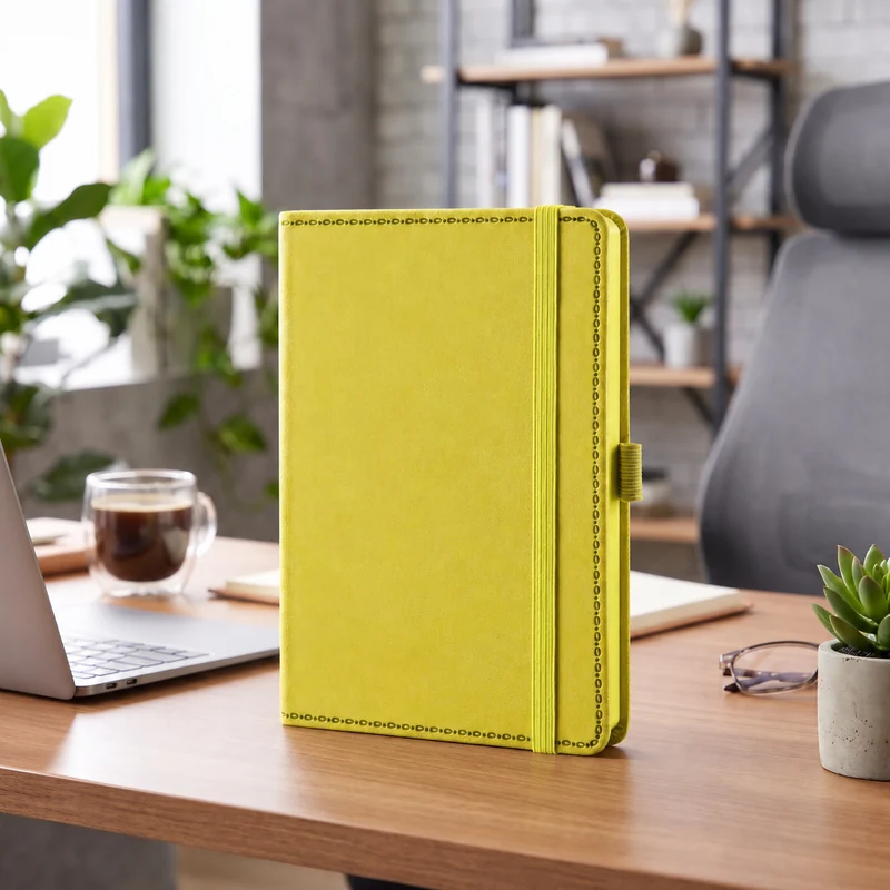 Defter DE9310 limon sarısı renkli, dikişli kenarlı, lastik bantlı termo deri defter
