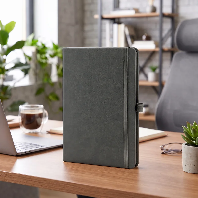 Defter DE9600 antrasit renkli, lastik bantlı termo deri defter