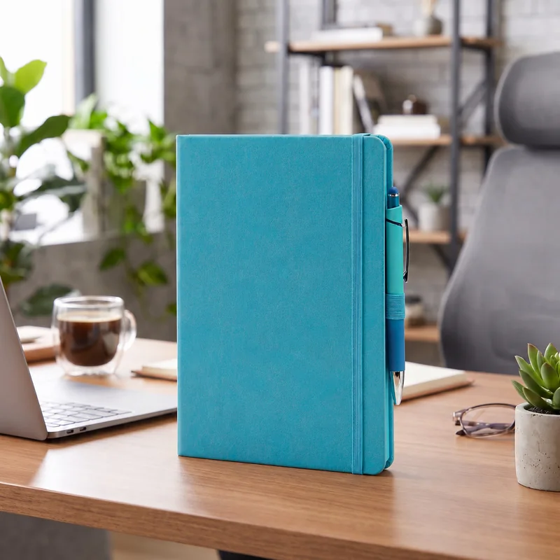 Defter DE9610 turkuaz renkli, lastik bantlı termo deri defter