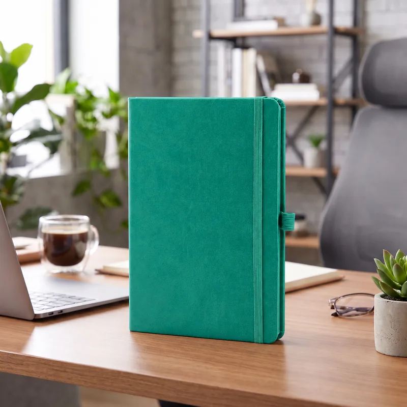 Defter DE9620 zümrüt yeşili renkli, lastik bantlı termo deri defter