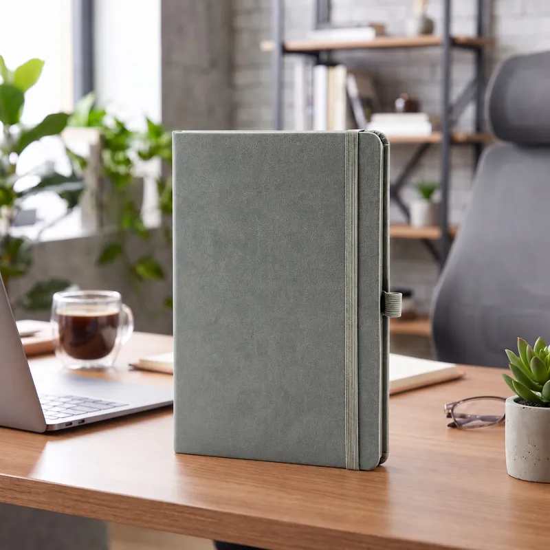 Defter DE9690 haki (gri-yeşil) renkli, lastik bantlı termo deri defter