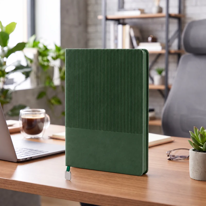 Defter DE9710 yeşil renkli, dikey çizgili kapaklı, ayraçlı termo deri defter