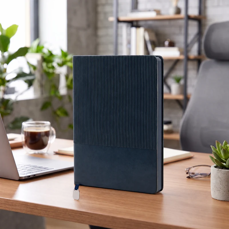 Defter DE9760 lacivert renkli, dikey çizgili kapaklı, ayraçlı termo deri defter