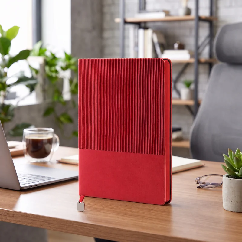 Defter DE9770 kırmızı renkli, dikey çizgili kapaklı, ayraçlı termo deri defter