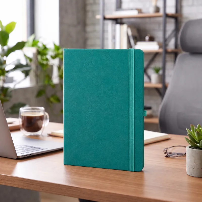 Defter DE9820 zümrüt yeşili renkli, geniş lastik bantlı termo deri defter