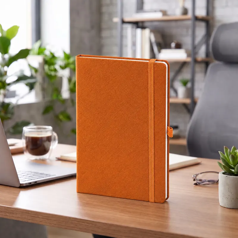 Defter DE9830 turuncu renkli, geniş lastik bantlı termo deri defter