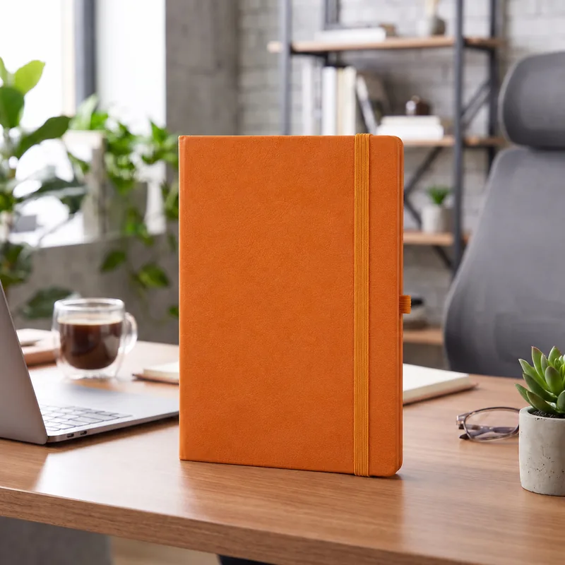Defter DE9850 turuncu renkli, geniş lastik bantlı termo deri defter