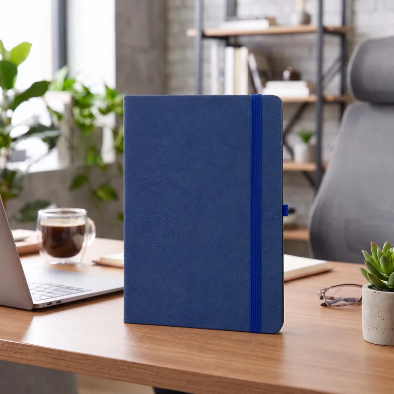 Defter DE9860 lacivert renkli, geniş lastik bantlı termo deri defter