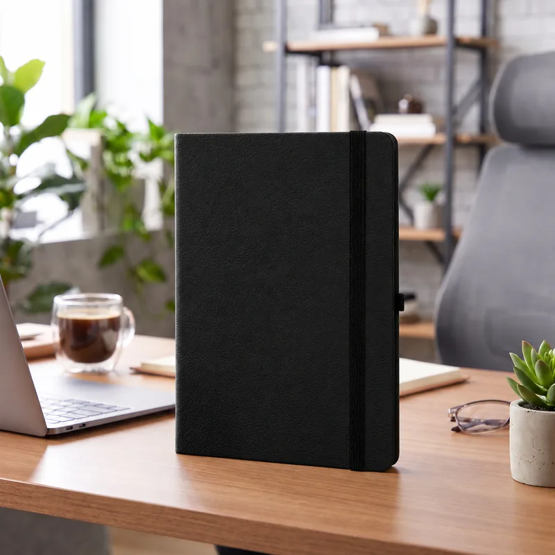 Defter DE9880 siyah renkli, kumaş dokulu, lastik bantlı termo deri defter