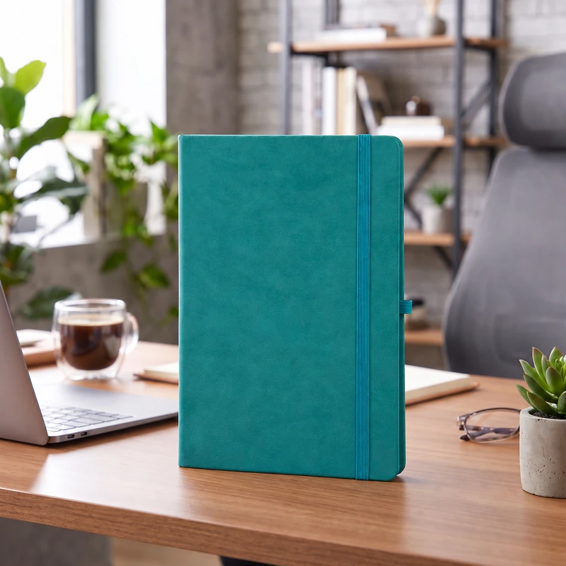Defter DE9920 turkuaz renkli, geniş lastik bantlı termo deri defter