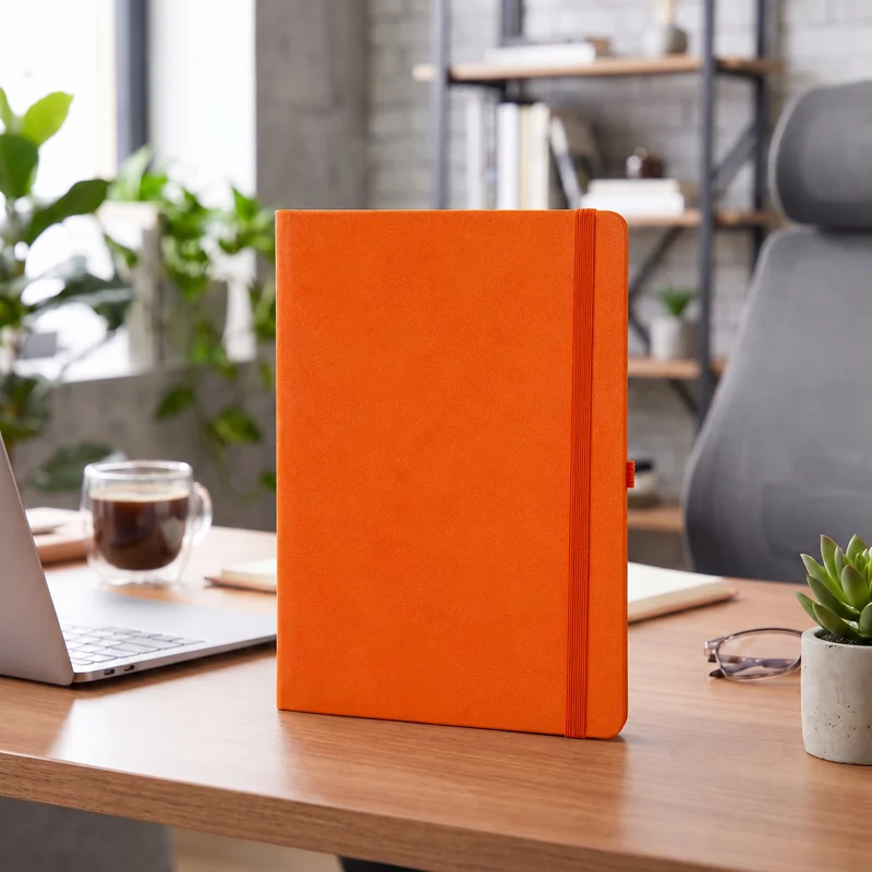 Defter DE9950 turuncu renkli, geniş lastik bantlı termo deri defter