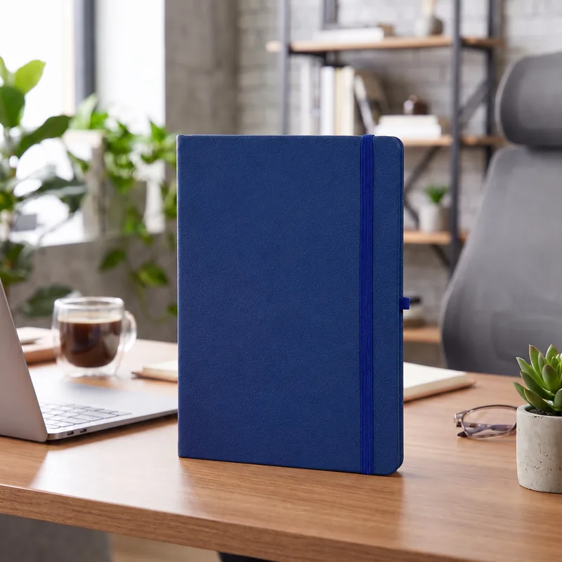 Defter DE9960 lacivert renkli, geniş lastik bantlı termo deri defter