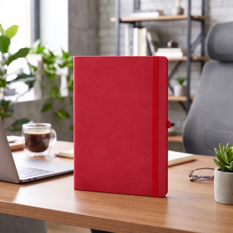 Defter DE9970 kırmızı renkli, geniş lastik bantlı termo deri defter