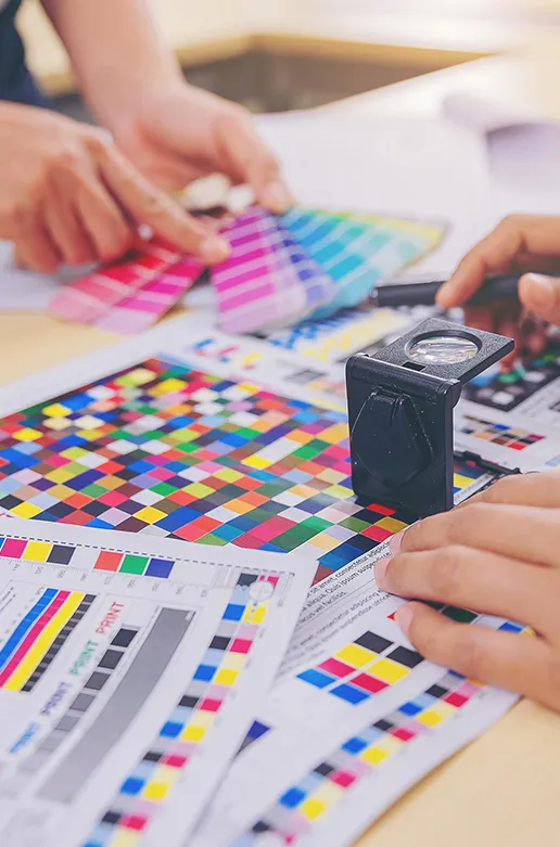 Pantone renk kartelası ve baskı lupu ile renk skalası kontrolü